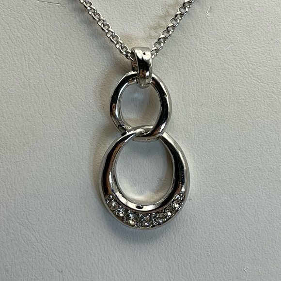 Jewelry - Elegant Silver Pendant Necklace